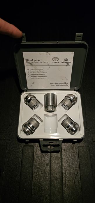 Продам секретки toyoya camry б/у