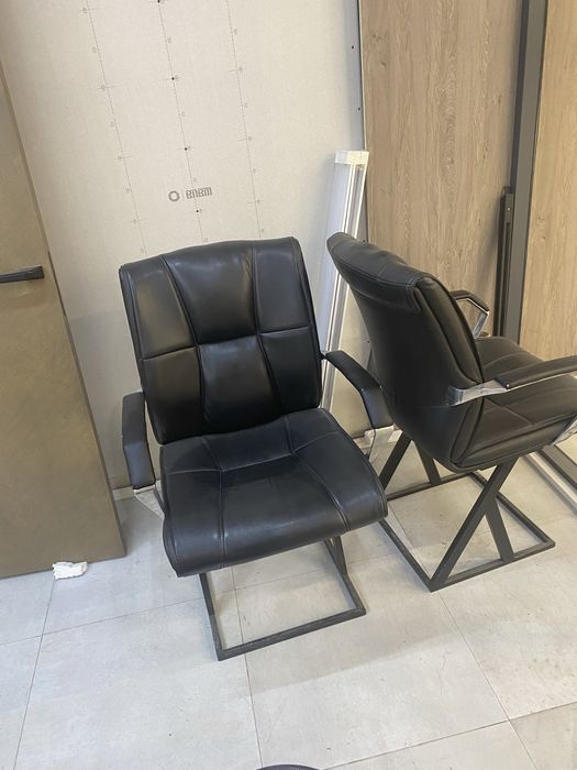 Продам 2 стуля и 1 стол