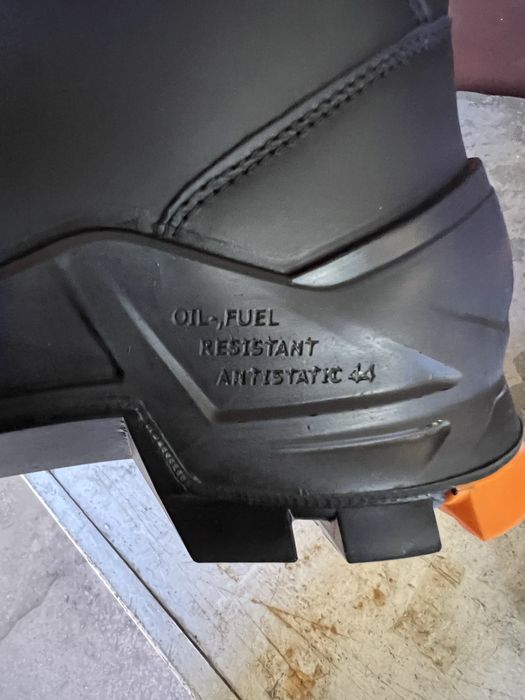 Vand bocanci protectie Uvex marimea 44