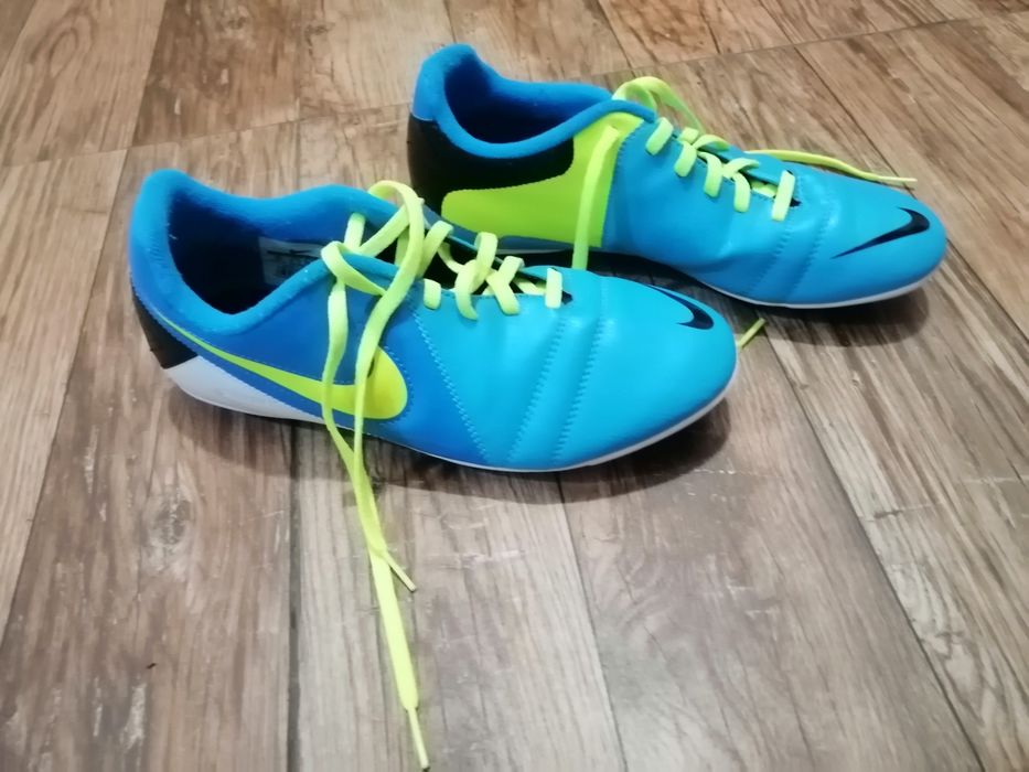 Детски футболни бутонки NIKE