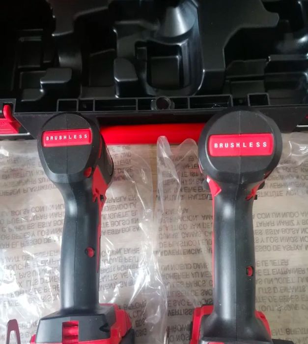 Без батерии - Безчетков Milwaukee комплект M18BLPP2A2-502X Две батерии