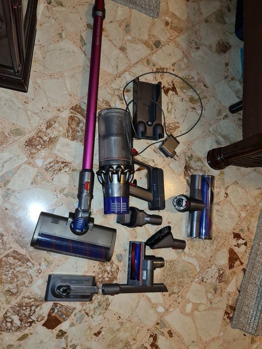 DAYSON V10 in perfecta stare cu accessori