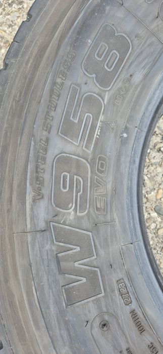 8 anvelope M+S Bridgestone 295/80/22,5.Pretul este pe bucata