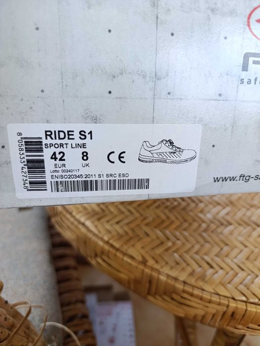 Продавам работни обувки с метално бомбе