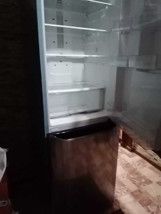 Холодильник LG, б/у, состояние нового.