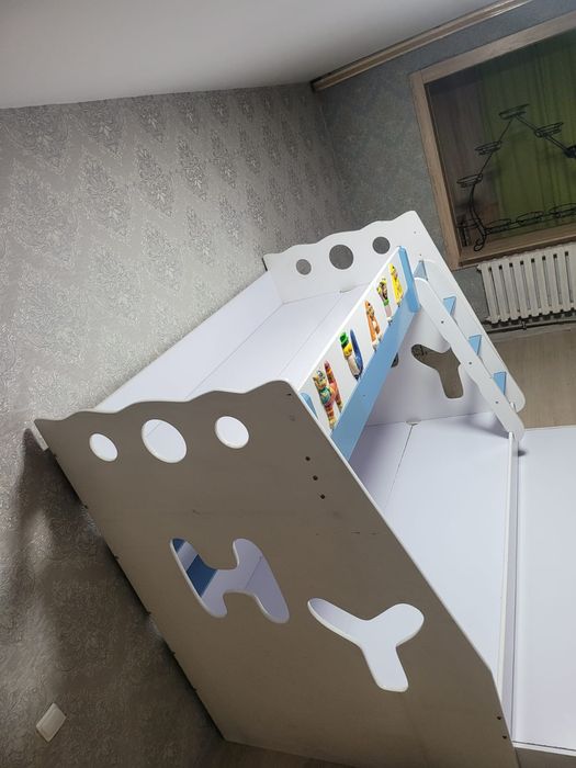 Детская двухъярусная кровать