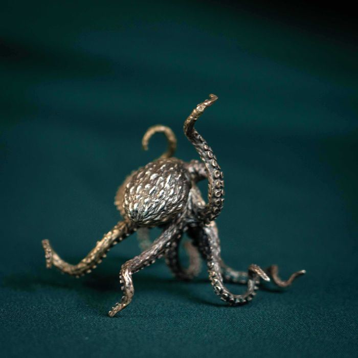 Серебряная статуэтка осьминога