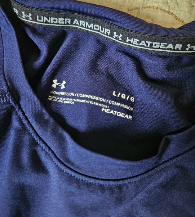 Компресирана тениска на Under Armour, размер L, като е много разтеглив