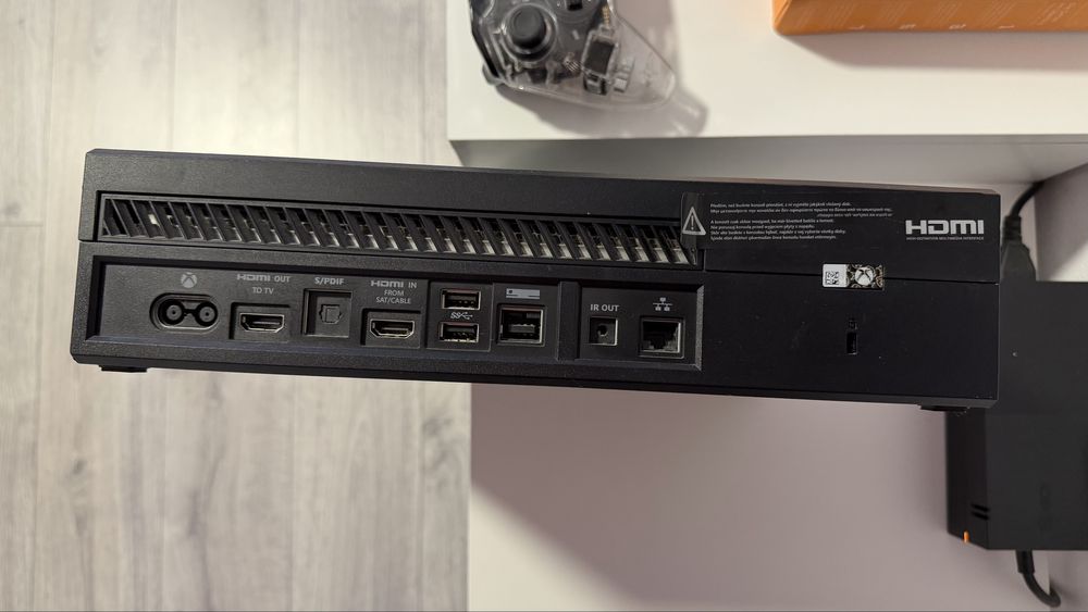 Vand Xbox One cu controler si jocuri perfect functional