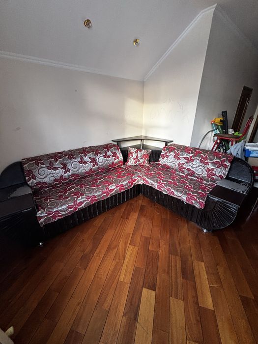 Диван - кровать, с отсеком для хранения одеял