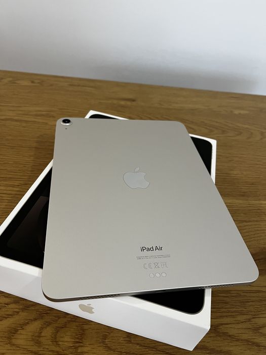 iPad Air 5 (2022) M1 Starlight 256GB – Stare Impecabilă / Ca Nou (+ Kit Logitech)