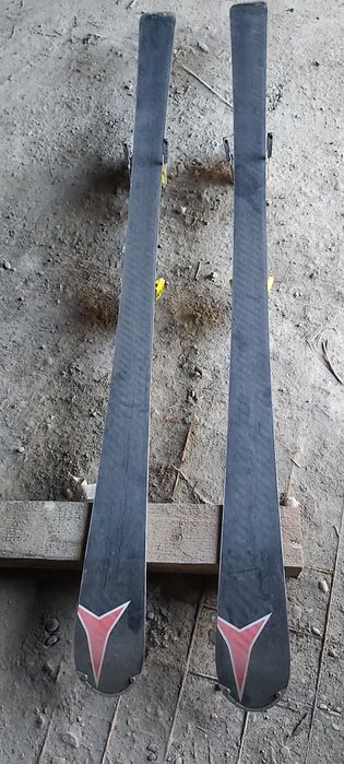 Vând schiuri carve ATOMIC