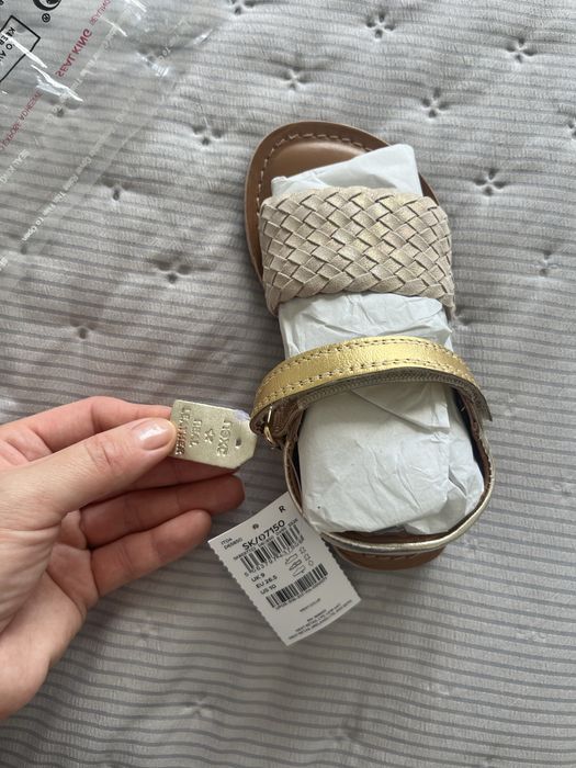 Продам детские сандалии Next