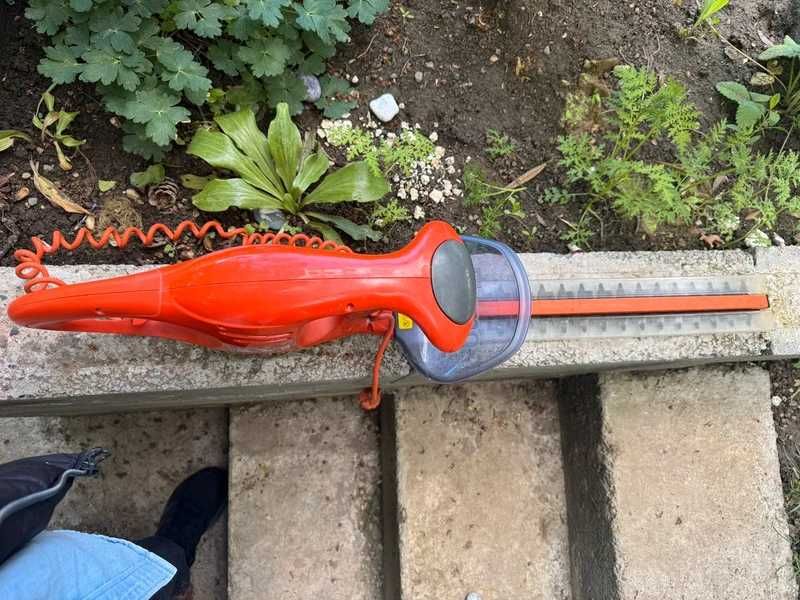 Motofierăstrăul electric tuns gardul viu