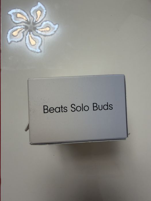 Vand Beats Solo Buds.