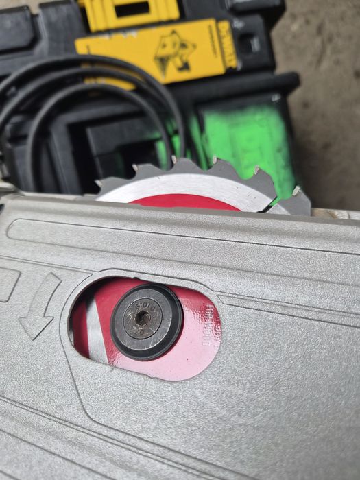 Circular cu plonjare Dewalt DWS520