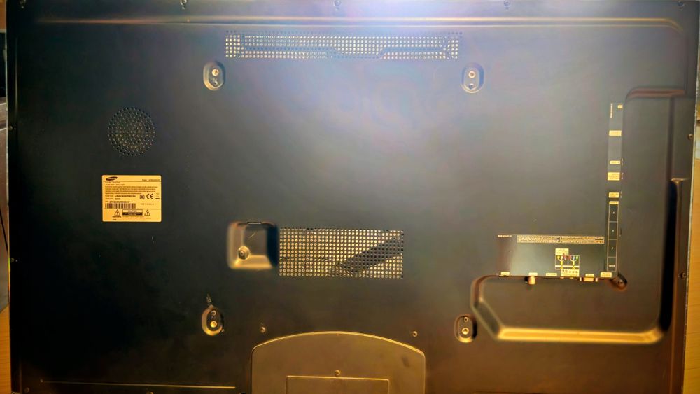 Телевизор Samsung Series 5 46'' 1080p HD LED LCD с оригинална поставка