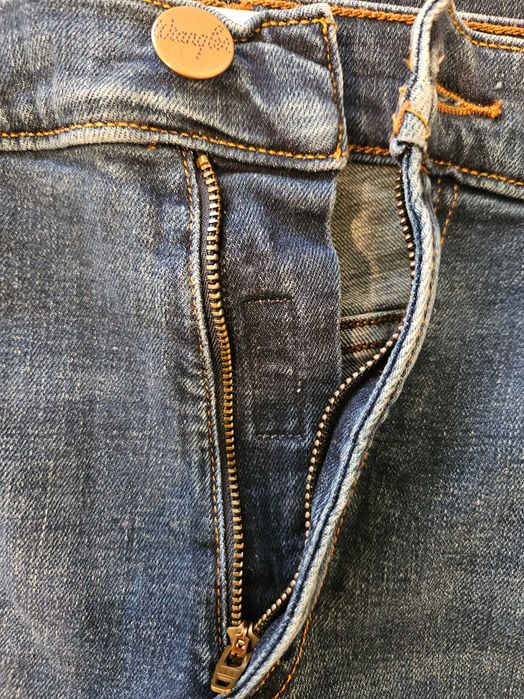 Продават се мъжки дънки "Wrangler"