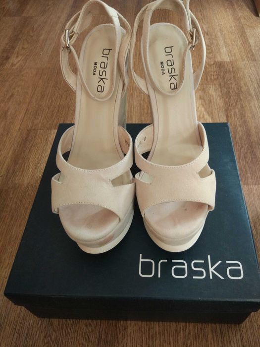 Босоножки новые, замша