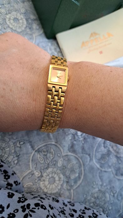 Продам женские часы наручные