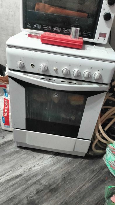Продам газ плиту indesit. Срочно!!! Самовывоз.