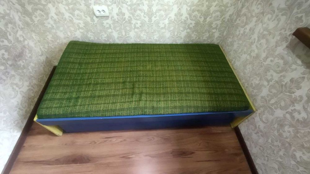 Детская кроватка с матрасом и тумбочкой