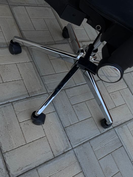 Scaun ergonomic de birou, model modern și confortabil, ideal pentru home office, birou sau lucru îndelungat.
