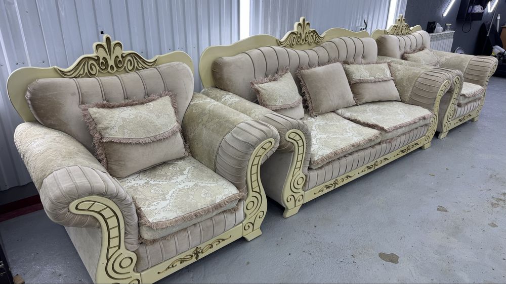 Продается диван и 2 кресла.