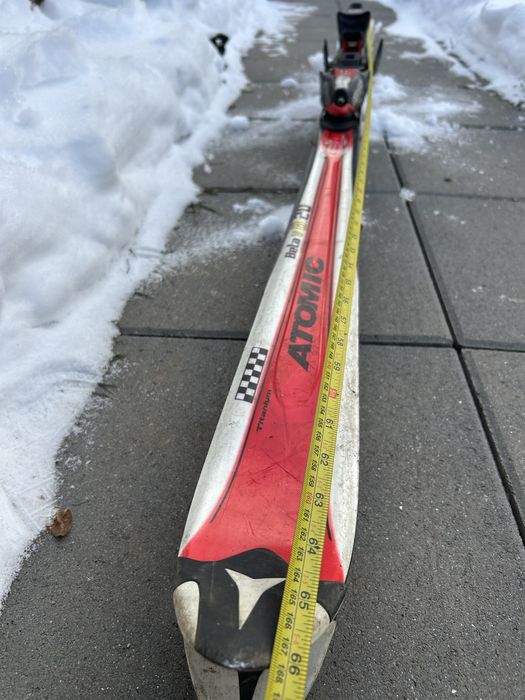 Vând schiuri 200 lei perechea!