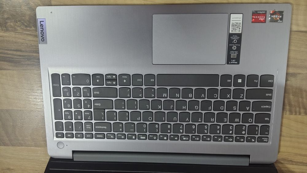 Laptop Lenovo IdeaPad 3 15ADA6 - Ryzen 3 - 8GB RAM - 256GB SSD cu încărcător original de vânzare