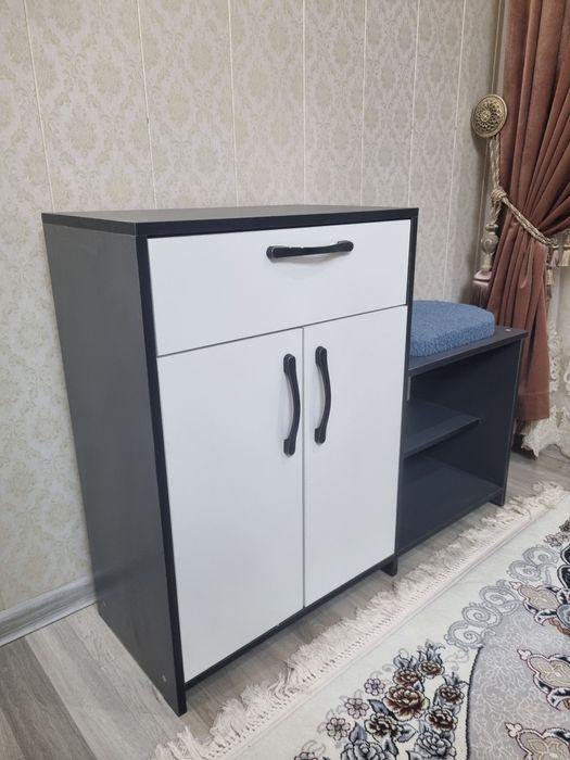 Продаётся Обувница новая.