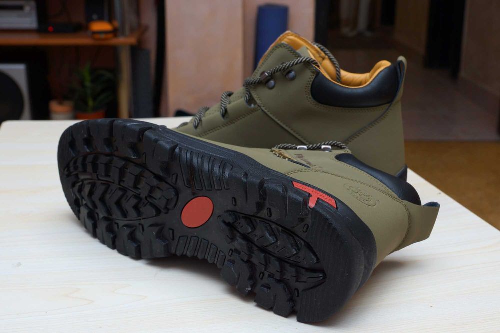 Продавам мъжки боти FLYLAND-кожа