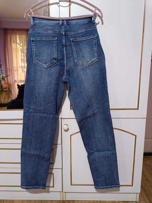 Продавам дънки размер С /М