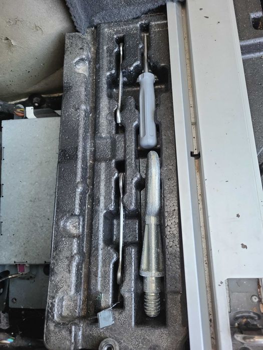 Trusa scule originala+carlig BMW X3 E83 DEZMEMBREZ BMW X3 E83