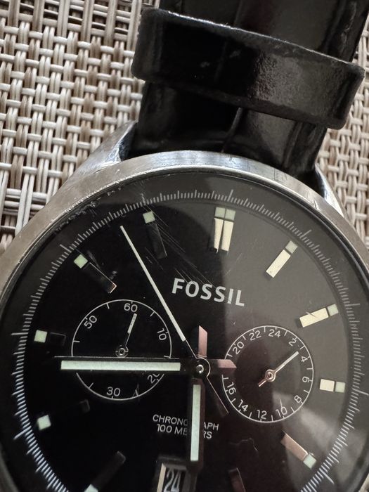 Продавам часовник Fossil в много добро състояние, с нормални следи от употреба. 10 ATM
