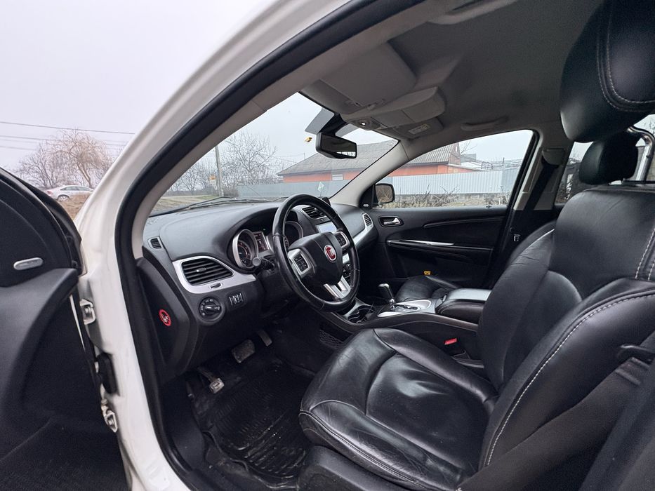 Fiat Freemont 2013 – 7 locuri, Alb, Interior piele neagră