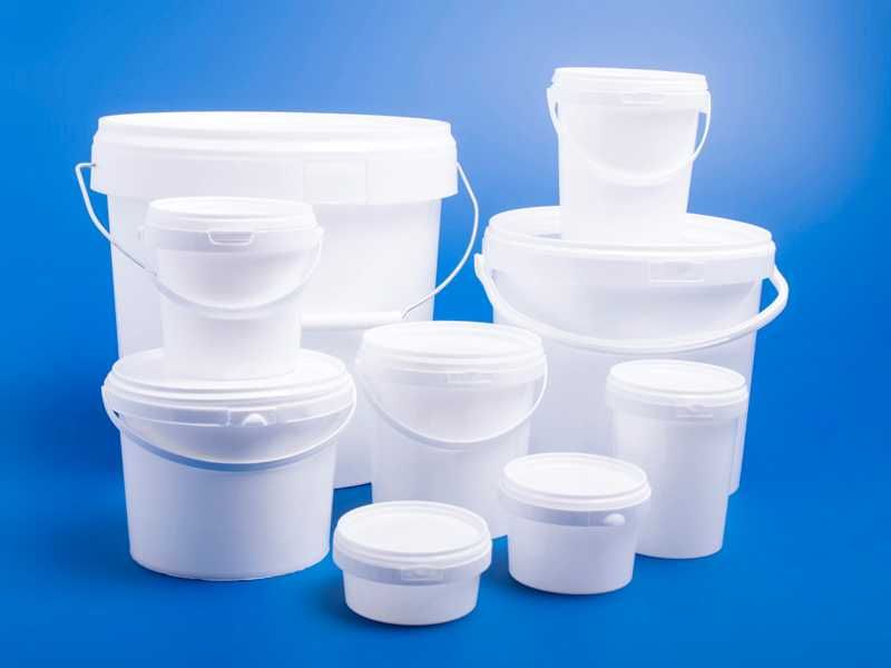 Пластмасови бели и прозрачни  кутии и кофи