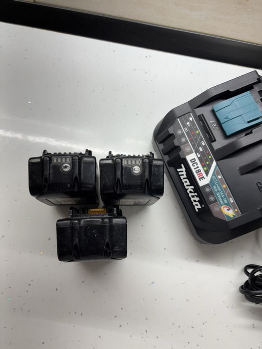 Incarcator makita 18v si 12v +baterii