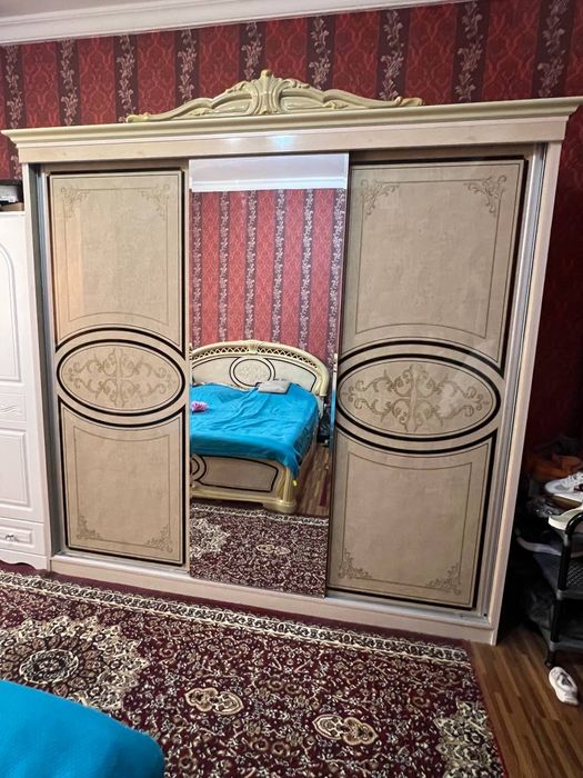 Katta shkaf sotiladi. Buyi 2,10/ eni 2,30.