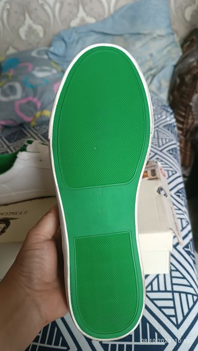 Совершенно новые кроссовки 44 размера