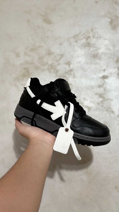 Adidasi Of white out off office