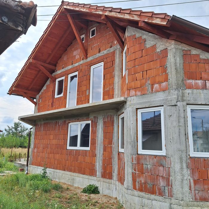 Vînd casă în roșu și casa veche