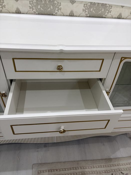 Продам с зерком в идеальном состояние,б/у