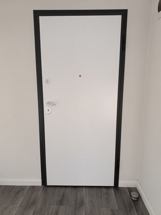 Ușă de exterior metalică blindată  (fibră sticlă/PVC alb), stare impecabilă, nouă- 94x210 cm