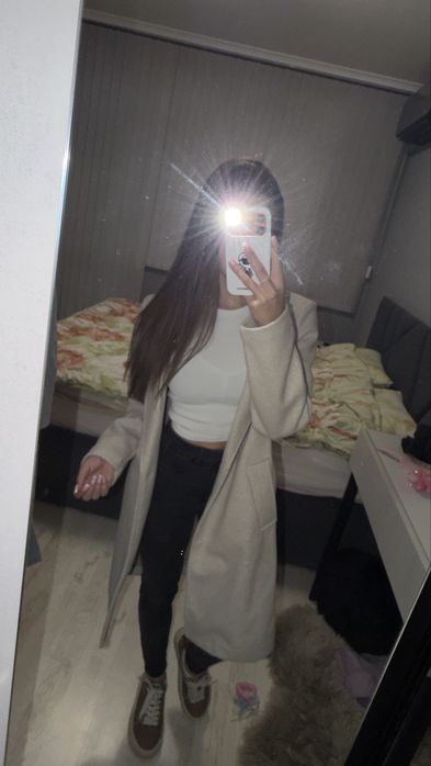 Пролетно бежово палто