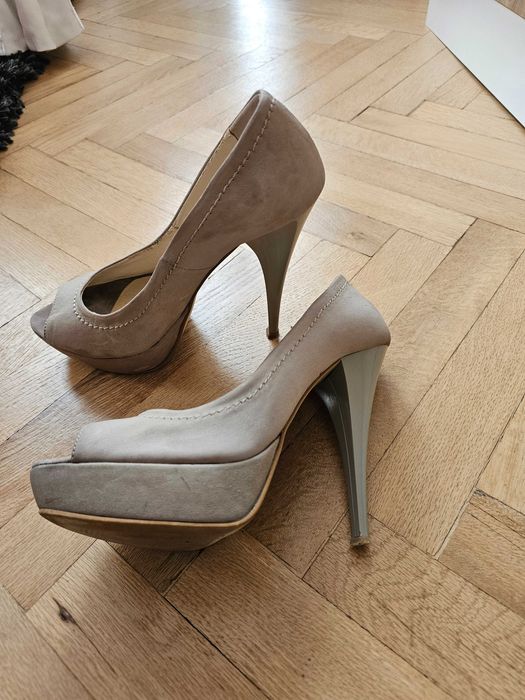 Обувки на висок ток