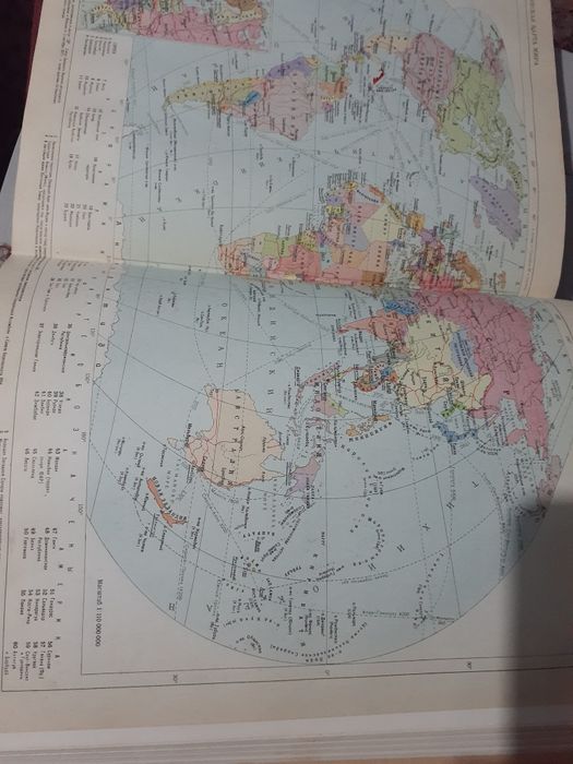 Продаётся книги советский энциклопедический словарь и юридический слов