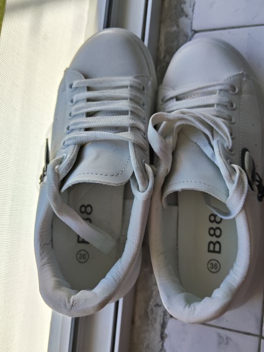 Vând în Pitești și București adidași copii, unisex!