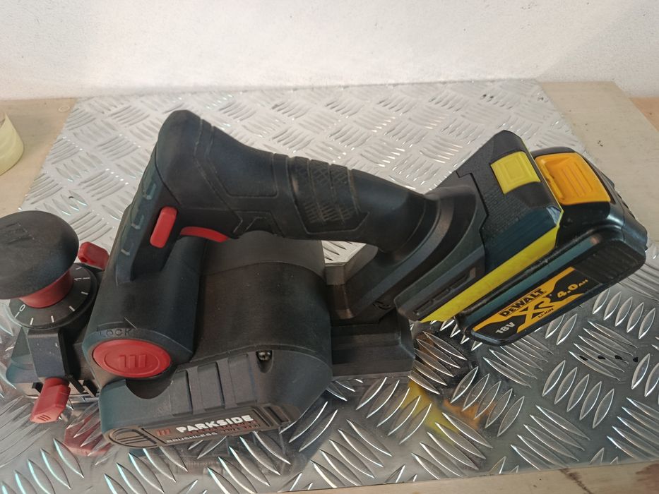 Adaptor baterie DeWalt la scule Parkside