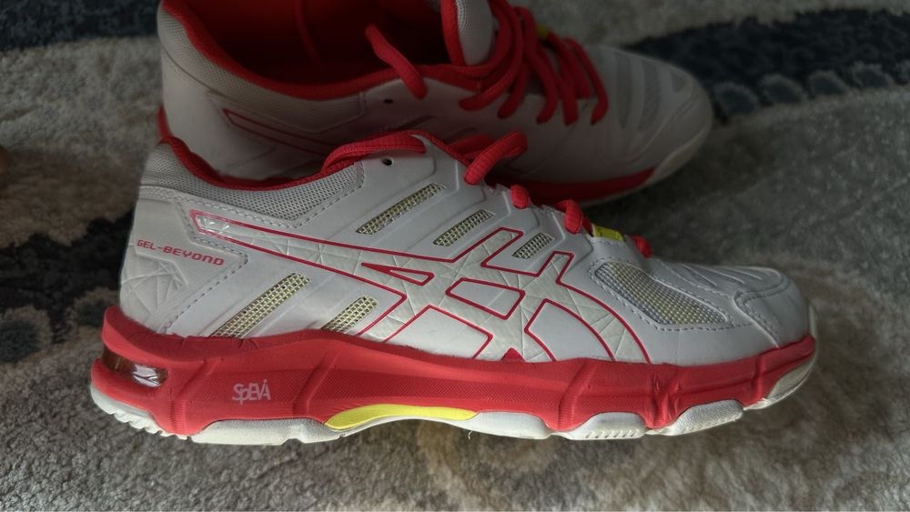 Кроссовки женские